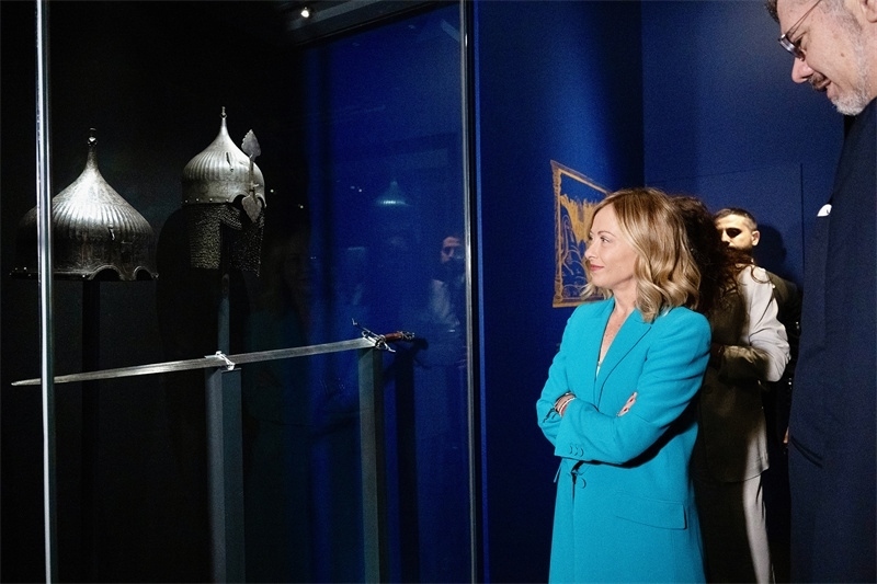 意大利總理梅洛尼參觀展覽“傳奇之旅：馬可·波羅與絲綢之路上的世界”。 (意大利總理府供圖)