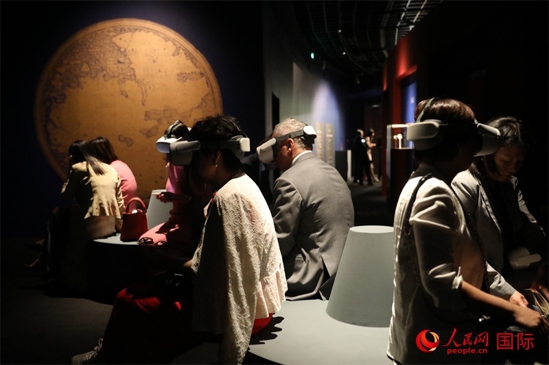 嘉賓在展覽“傳奇之旅：馬可·波羅與絲綢之路上的世界”VR體驗區(qū)參觀。人民網(wǎng) 殷韜攝
