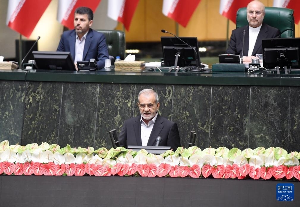 7月30日，佩澤希齊揚(yáng)（前）在伊朗德黑蘭的伊朗議會(huì)宣誓就任伊朗總統(tǒng)后發(fā)表就職演說(shuō)。新華社記者 沙達(dá)提 攝