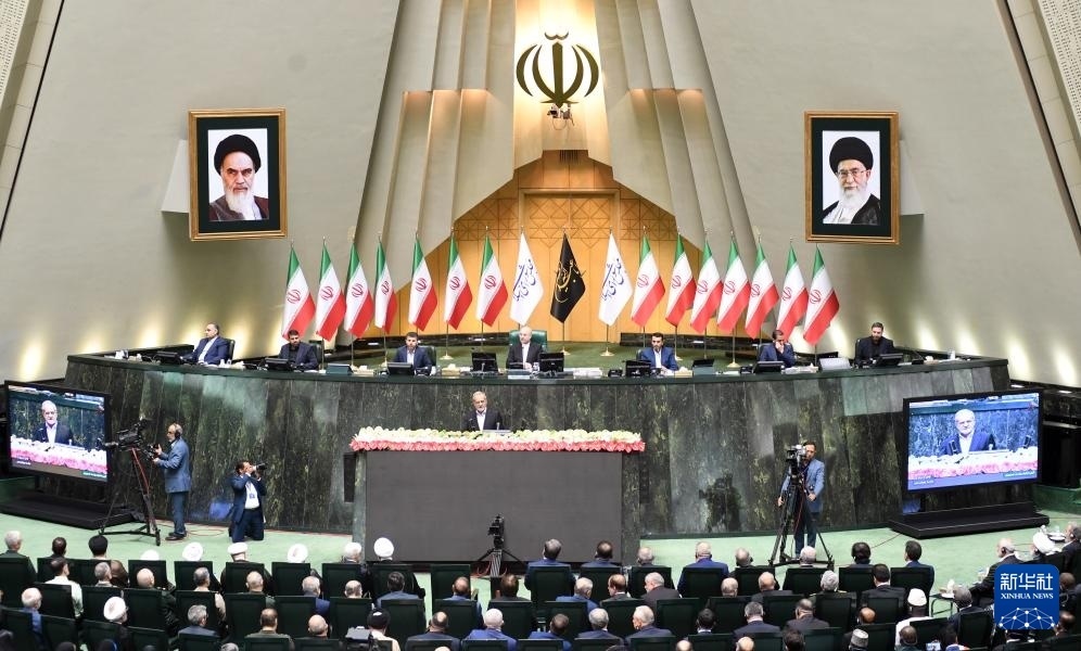 7月30日，佩澤希齊揚(yáng)（中）在伊朗德黑蘭的伊朗議會(huì)宣誓就任伊朗總統(tǒng)后發(fā)表就職演說(shuō)。新華社記者 沙達(dá)提 攝