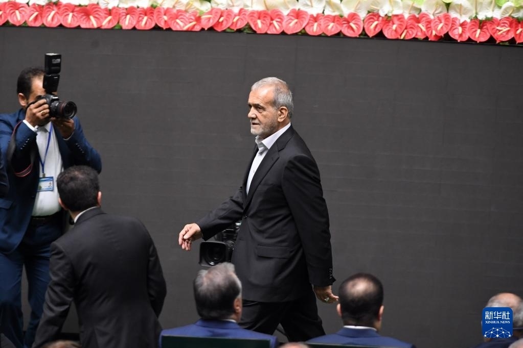 7月30日，在伊朗德黑蘭的伊朗議會(huì)，佩澤希齊揚(yáng)（中）抵達(dá)總統(tǒng)就職典禮現(xiàn)場(chǎng)。新華社記者 沙達(dá)提 攝