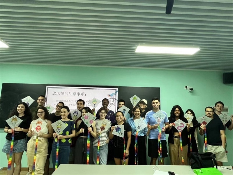 在中國和巴西共迎兩國建交50周年之際，巴西圣保羅州立大學(xué)孔子學(xué)院今年7月成功組織多批、近40名巴西青少年來華進(jìn)行短期訪問交流，圖為訪問團成員參加文化體驗活動。 巴西圣保羅州立大學(xué)孔子學(xué)院供圖