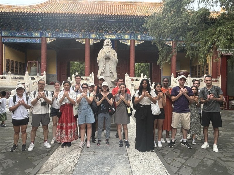 在中國和巴西共迎兩國建交50周年之際，巴西圣保羅州立大學(xué)孔子學(xué)院今年7月成功組織多批、近40名巴西青少年來華進(jìn)行短期訪問交流，圖為訪問團成員參加文化體驗活動。 巴西圣保羅州立大學(xué)孔子學(xué)院供圖