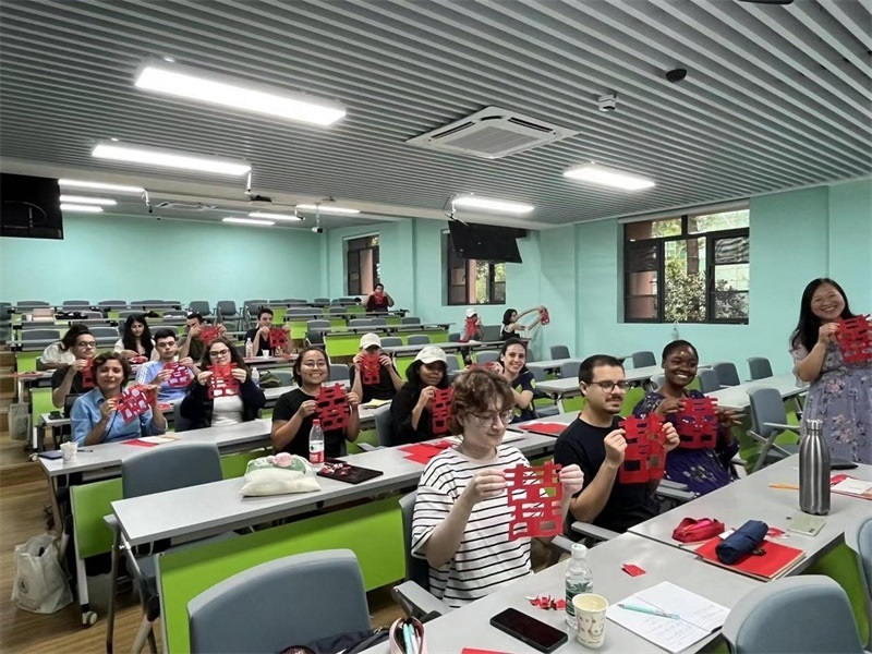 在中國和巴西共迎兩國建交50周年之際，巴西圣保羅州立大學(xué)孔子學(xué)院今年7月成功組織多批、近40名巴西青少年來華進(jìn)行短期訪問交流，圖為訪問團成員參加文化體驗活動。 巴西圣保羅州立大學(xué)孔子學(xué)院供圖