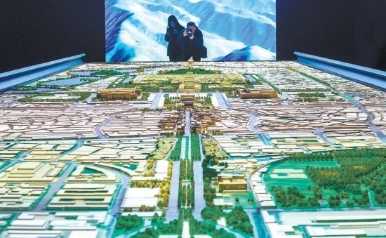 首都博物館“輝煌中軸”展廳內，十六米長的中軸線沙盤，配以立體投影技術，展現北京中軸線之壯美。 本報記者 武亦彬攝