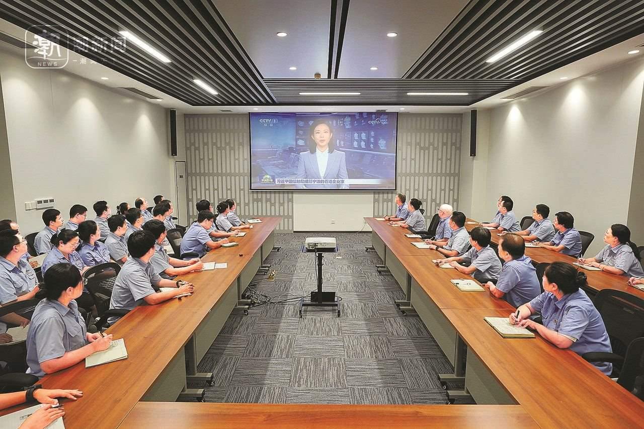 2024年8月1日晚，寧波永新光學(xué)股份有限公司員工集體觀看央視《新聞聯(lián)播》關(guān)于國(guó)家主席習(xí)近平給包陪慶、曹其鏞等祖籍寧波的香港企業(yè)家回信的報(bào)道。潮新聞?dòng)浾?賀元?jiǎng)P 彭鵬 周旭輝 攝