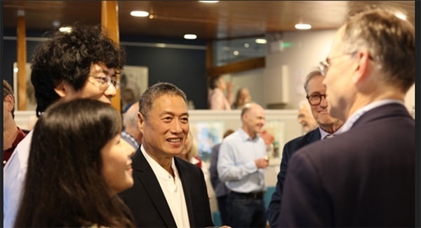 盧中見(jiàn)與嘉賓交流中國(guó)畫。許晉熙攝