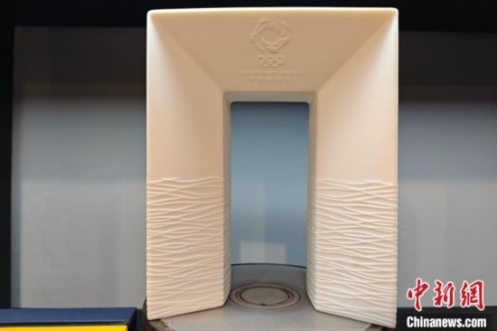 白瓷作品《凱旋尊》巧妙融合了法國與中國最具象征意義的藝術形式和元素進行再創(chuàng)造。 吳冠標 攝