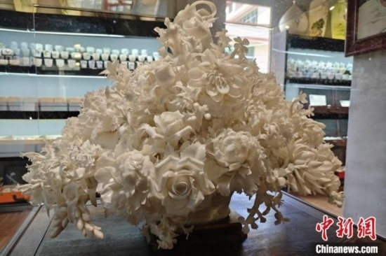 福建德化陶瓷以“白”見長，因白如雪、明如鏡、薄如紙、聲如磬、潤如玉而享譽世界。 吳冠標 攝