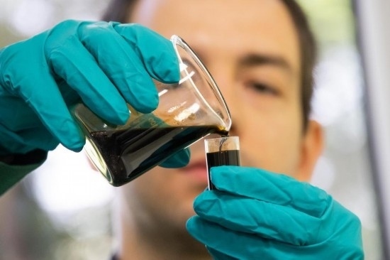 2022年5月24日，在匈牙利薩茲豪隆包陶多瑙河煉油廠，一名工人對通過阿德里亞輸油管道運(yùn)達(dá)的原油樣品進(jìn)行質(zhì)量分析。新華社發(fā)（弗爾季·奧蒂洛攝）