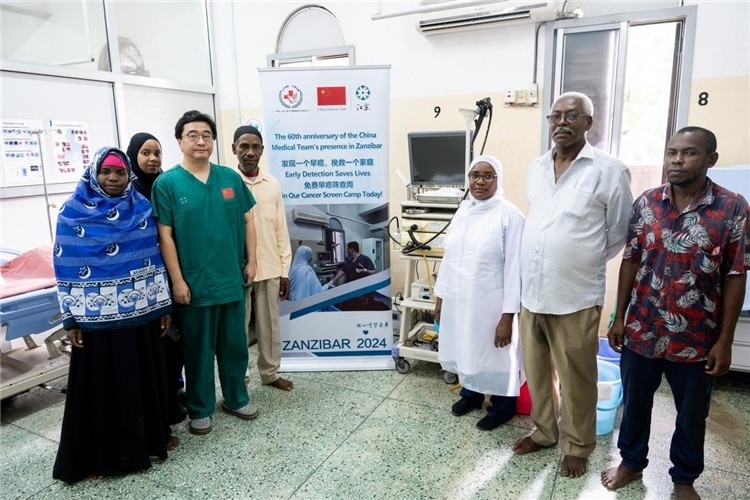 王璐醫(yī)生與部分患者合影。中國援桑醫(yī)療隊供圖