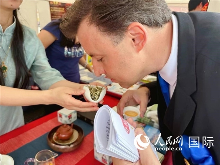 德國市民品鑒中國茶。人民網(wǎng)記者 劉赫攝