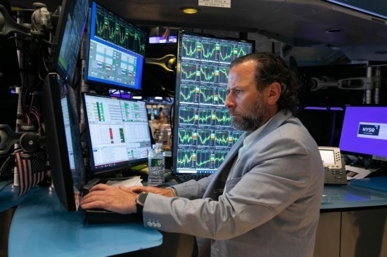 5月3日，交易員在美國(guó)紐約證券交易所交易大廳工作。新華社發(fā)（郭克攝）