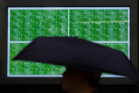 8月2日，在日本東京，行人經(jīng)過(guò)一處股指信息電子顯示屏。新華社記者張笑宇攝