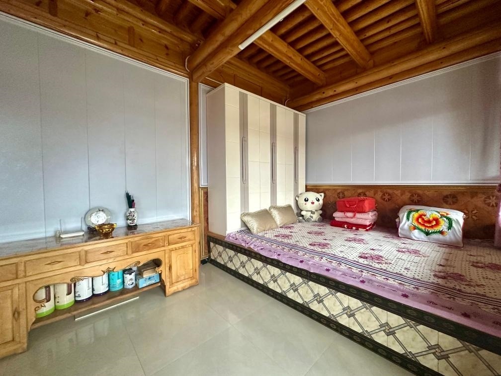 圖為7月13日拍攝的喇德?tīng)D家維修加固后的房屋一角。新華社記者 張子琪 攝