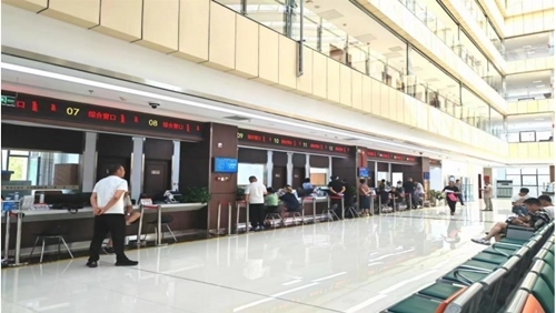 鄂托克旗政務服務中心“全科受理大綜窗”。 鄂托克旗政務服務與數(shù)據(jù)管理局供圖