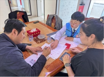 棋蒙政務企業(yè)服務中心幫辦代辦員為高老先生上門辦理業(yè)務。鄂托克旗政務服務與數(shù)據(jù)管理局供圖