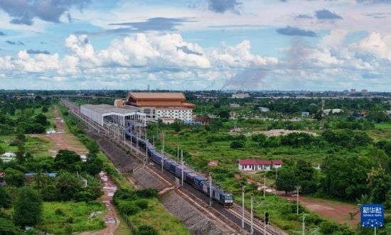 8月5日，由老撾籍火車司機(jī)獨(dú)立駕駛的滿載貨物的列車駛出萬象站，向中國昆明進(jìn)發(fā)（無人機(jī)照片）。新華社發(fā)（楊永全 攝）