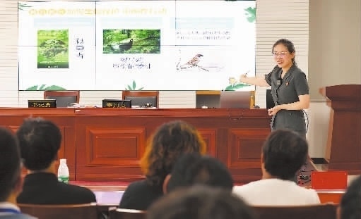 圖②:法官給旁聽群眾講解破壞生態(tài)環(huán)境的危害和法律后果。