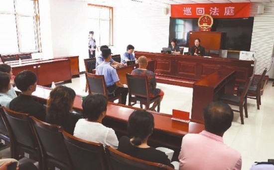 圖①:庭審現(xiàn)場。