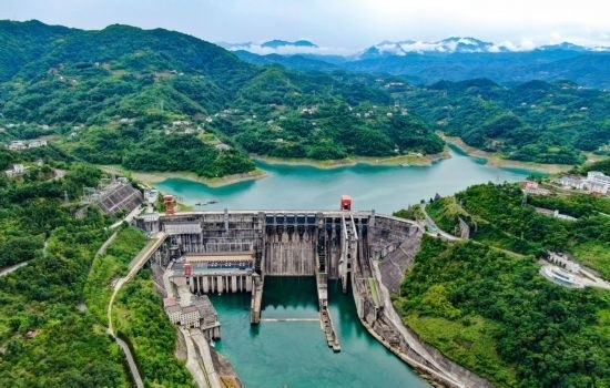 這是陜西安康水電站大壩（2024年6月21日攝，無(wú)人機(jī)照片）。新華社記者 蔡湘鑫 攝