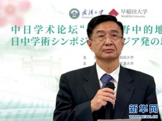 圖為中國(guó)駐日本大使館教育處公使銜參贊杜柯偉發(fā)表致辭。（武漢大學(xué)供圖）