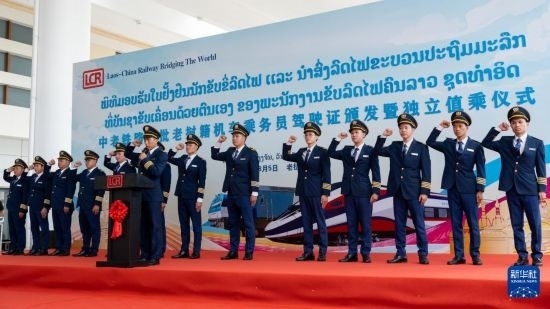8月5日，在中老鐵路萬象站，中老鐵路首批14名老撾籍火車司機(jī)進(jìn)行宣誓。新華社發(fā)（凱喬 攝）