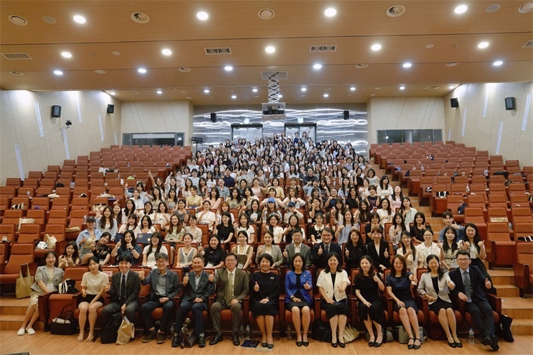 8月5日，第十一屆在韓國際中文教育志愿者崗中培訓(xùn)舉行開班儀式。圖為活動現(xiàn)場合影。 教育部中外語言交流合作中心供圖