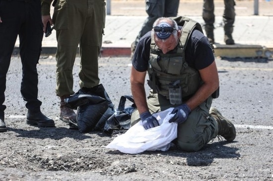 8月6日，在以色列納哈里亞，警方在無人機襲擊現(xiàn)場開展工作。以色列國防軍6日發(fā)表聲明說，多架無人機當天從黎巴嫩射向以色列，造成以色列邊境城市納哈里亞數(shù)名平民受傷。新華社/基尼圖片社