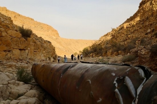 這是4月28日在以色列南部城市阿拉達附近拍攝的伊朗導彈殘骸。新華社發(fā)（賈馬爾·阿瓦德攝）