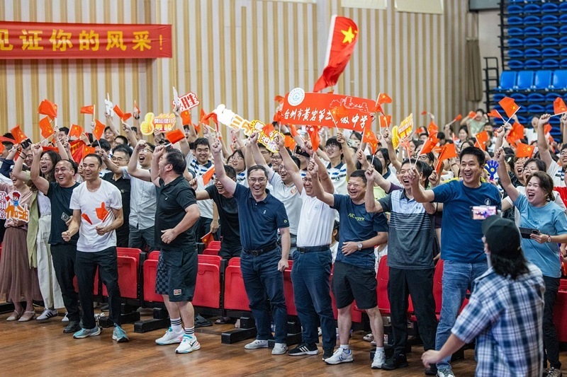 北京時間7月27日，2024年巴黎奧運會首個比賽日，在射擊10米氣步槍混合團(tuán)體比賽中，中國選手黃雨婷/盛李豪獲得金牌。圖為黃雨婷的母校師生們通過收看奧運直播的方式為她加油助威。