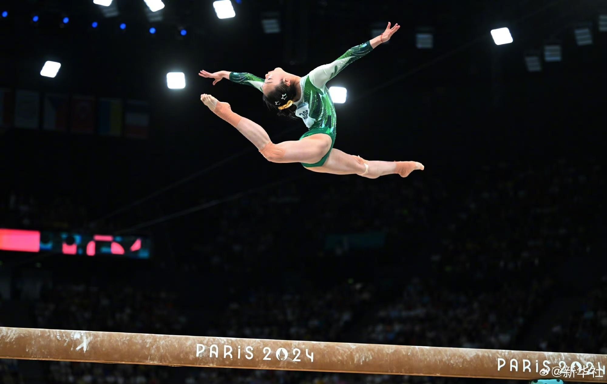 巴黎奧運(yùn)會(huì)體操女子平衡木比賽中，中國(guó)選手周雅琴的靚麗身姿