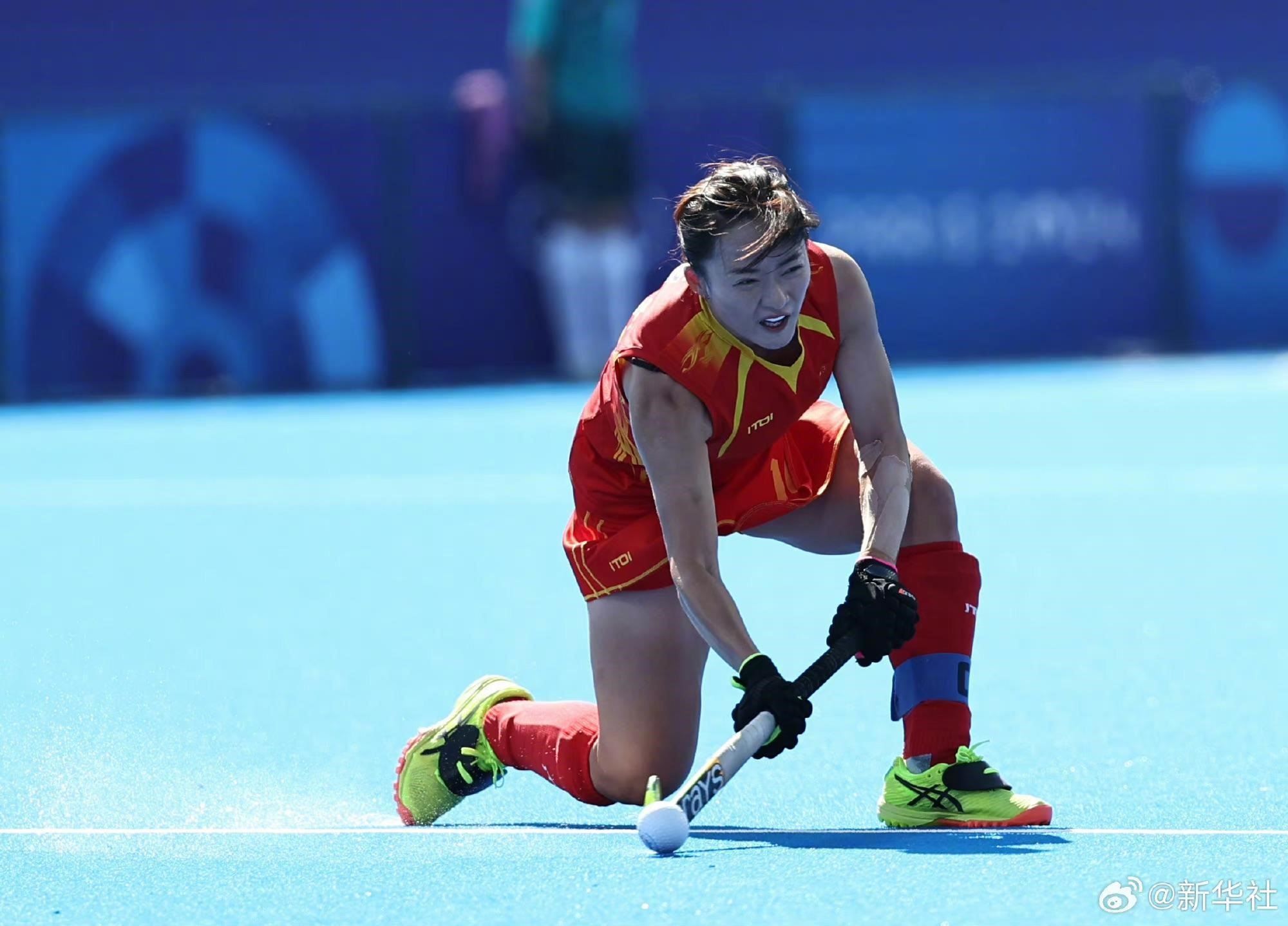 巴黎奧運(yùn)會(huì)上，中國(guó)女子曲棍球隊(duì)在賽場(chǎng)揮灑汗水