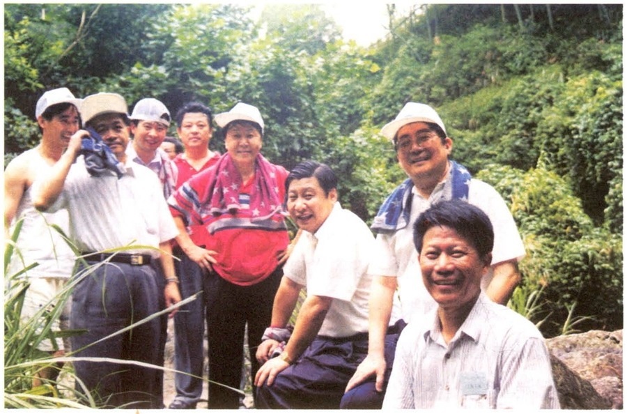 1999年6月，習(xí)近平在福州森林公園參加紀(jì)念毛主席“發(fā)展體育運動，增強人民體質(zhì)”題詞47周年登山健身活動。（資料照片，來源：《習(xí)近平在福建》（下））