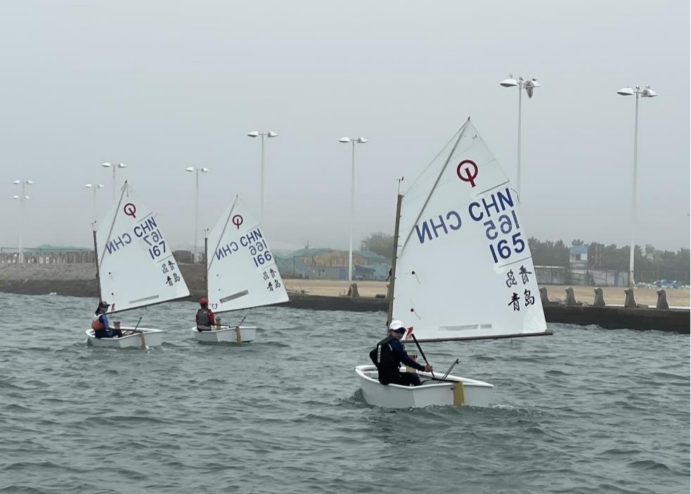 青島市嶗山區(qū)中韓小學(xué)帆船社團(tuán)進(jìn)行帆船訓(xùn)練。青島市嶗山區(qū)教育和體育局供圖