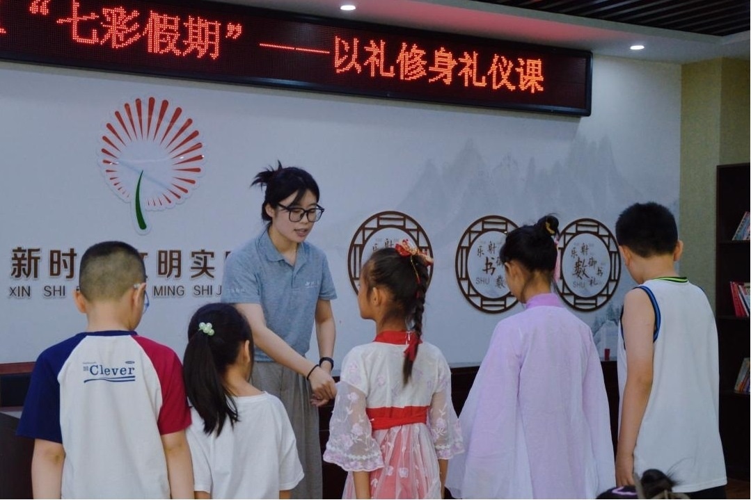 曲阜市小雪街道如意社區(qū)新時(shí)代文明實(shí)踐站以禮修身禮儀課。謝婉瑩 攝