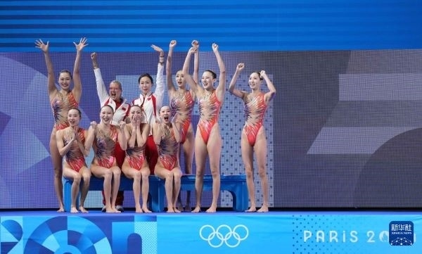 北京時(shí)間8月8日凌晨，巴黎奧運(yùn)會(huì)花樣游泳集體項(xiàng)目的最后一項(xiàng)比賽集體技巧自選在巴黎奧林匹克水上運(yùn)動(dòng)中心舉行。中國(guó)隊(duì)奪得花樣游泳集體項(xiàng)目金牌。圖為中國(guó)隊(duì)在比賽后慶祝奪冠。新華社記者 薛宇舸 攝