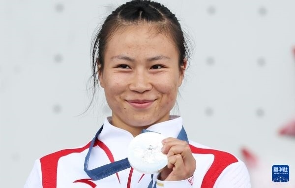 北京時(shí)間8月7日，在巴黎奧運(yùn)會(huì)攀巖女子速度賽比賽中，中國(guó)選手鄧麗娟獲得銀牌。圖為亞軍中國(guó)選手鄧麗娟在頒獎(jiǎng)儀式上。新華社記者 高靜 攝