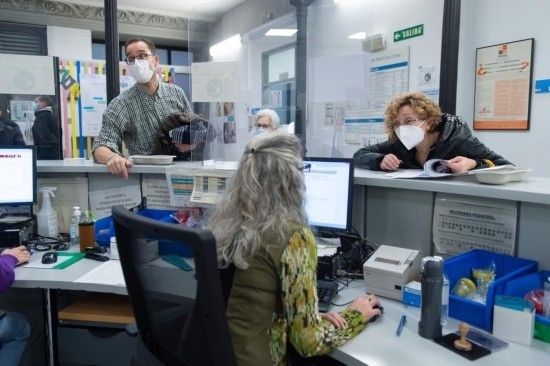 1月15日，人們?cè)谖靼嘌礼R德里一家診所內(nèi)就診。新華社發(fā)（古斯塔沃·巴連特?cái)z）