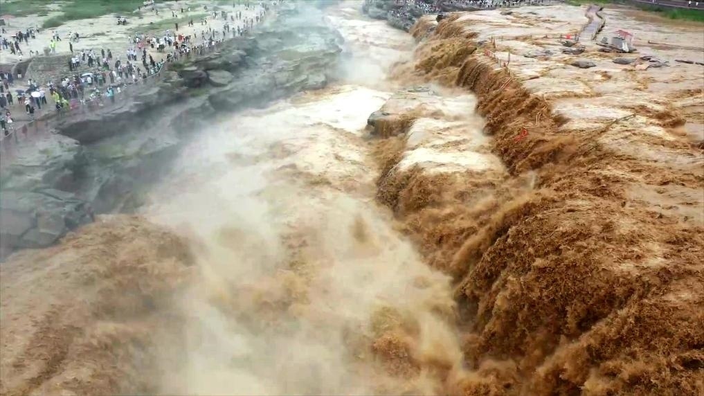 黃河壺口瀑布水量大增，出現(xiàn)壯美黃色瀑布群景觀。新華社發(fā) 呂桂明 攝