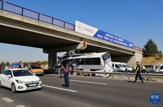 這是8月9日在土耳其安卡拉省波拉特勒拍攝的事故現(xiàn)場。新華社發(fā)（穆斯塔法·卡亞攝）