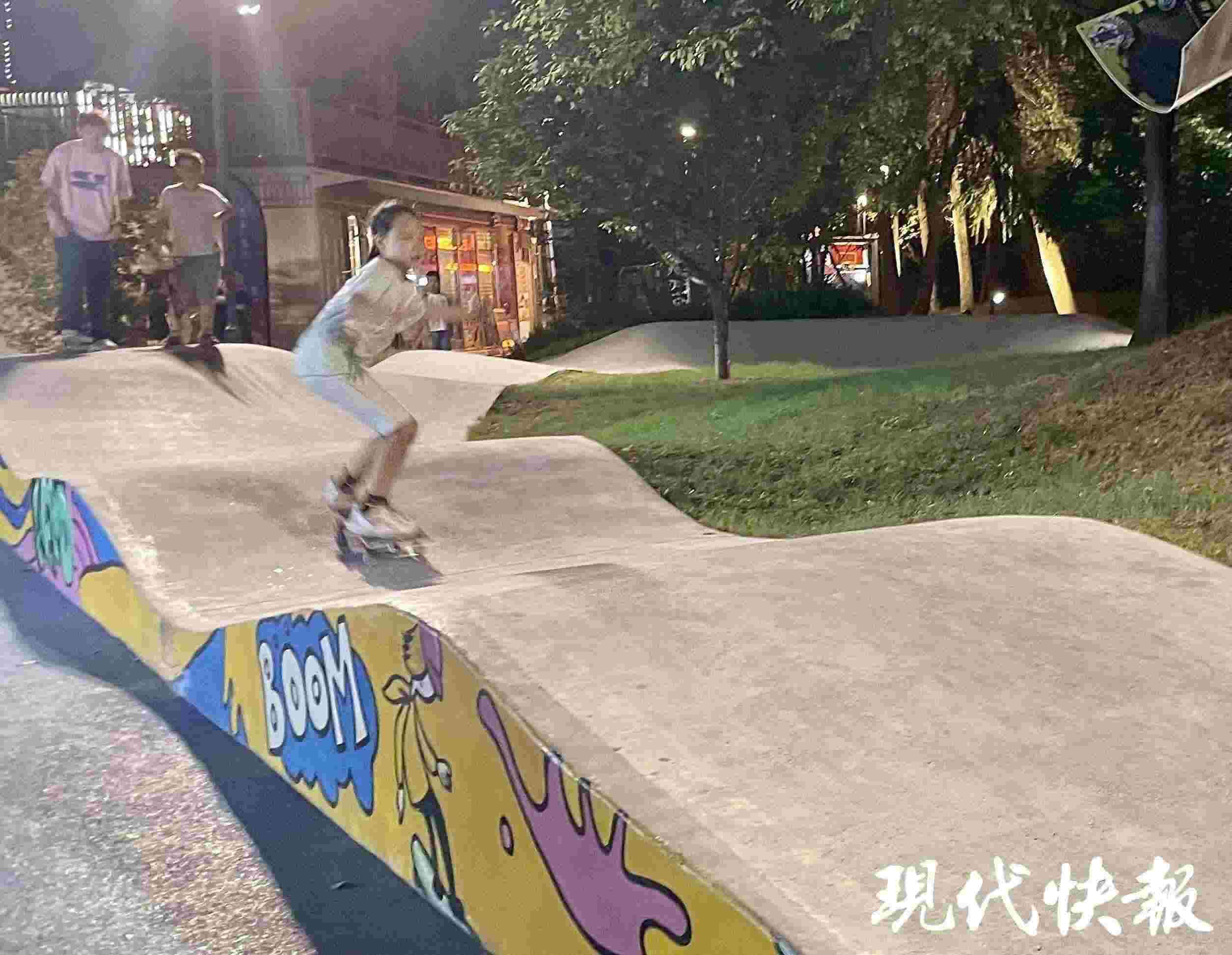 南京西城·夜未央的滑板場地上,一群青少年正在玩滑板