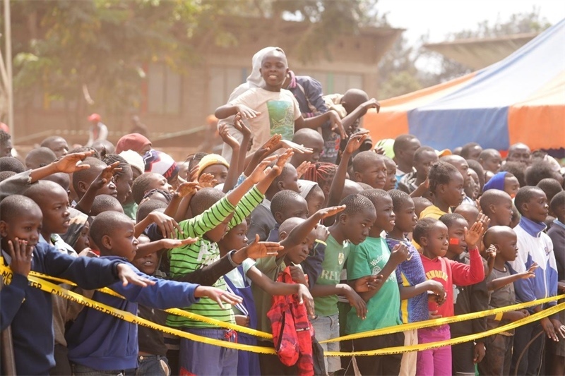 孩子們觀看達(dá)人秀。主辦方供圖