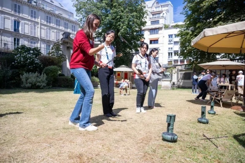 中外友人體驗投壺游戲。巴黎