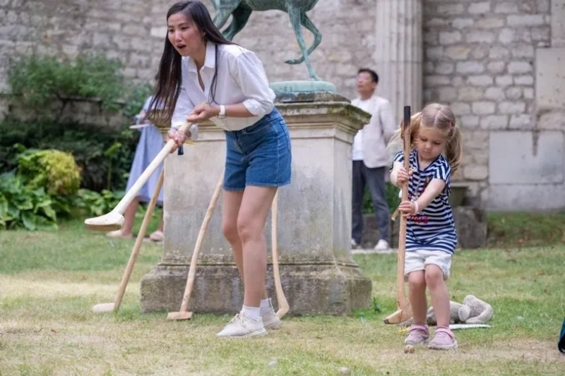 小朋友體驗捶丸游戲。巴黎