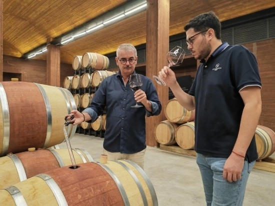  8月7日，尼古拉·格里馬（左）與同事在酒窖中。新華社記者 劉海 攝