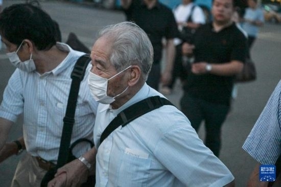 8月12日晚，侵華日軍第七三一部隊（簡稱“731部隊”）“少年隊”原隊員清水英男，乘機抵達哈爾濱。新華社記者 王松 攝