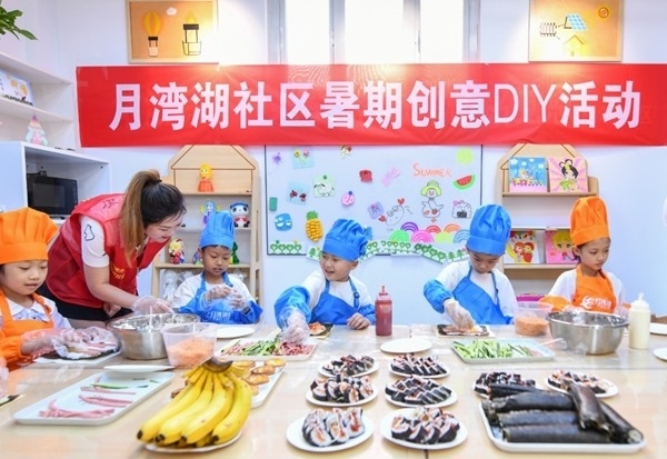 漯河市月灣湖社區(qū)青少年活動室里，志愿者教孩子們做手工。 齊國霞攝