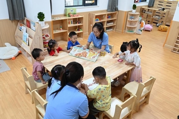 鄭州市金水區(qū)杜嶺街道工會專門開設(shè)了低幼兒童托管班。人民網(wǎng)記者王玉興攝