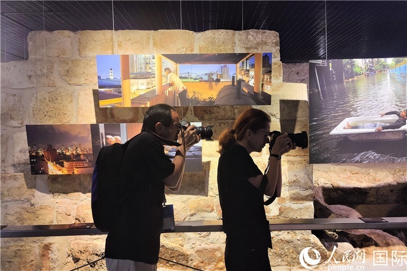 金磚國(guó)家城市主題攝影展現(xiàn)場(chǎng)。 人民網(wǎng)記者 于宏建攝
